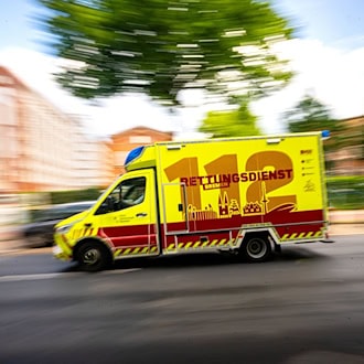 Eine Frau wurde nach dem Pfefferspray-Einsatz vorsorglich in ein Krankenhaus gebracht. (Symbolbild) / Foto: Sina Schuldt/dpa