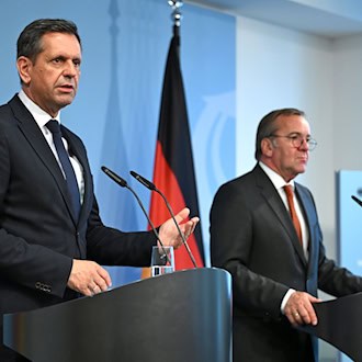 Niedersachsens Ministerpräsident Lies und Verteidigungsminister Pistorius haben sich über einen möglichen militärischen Ernstfall ausgetauscht. / Foto: Elisa Schu/dpa