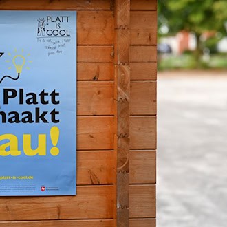 «Plattdeutsch macht schlau» steht übersetzt auf diesem Plakat. (Archivbild) / Foto: Lars Penning/dpa