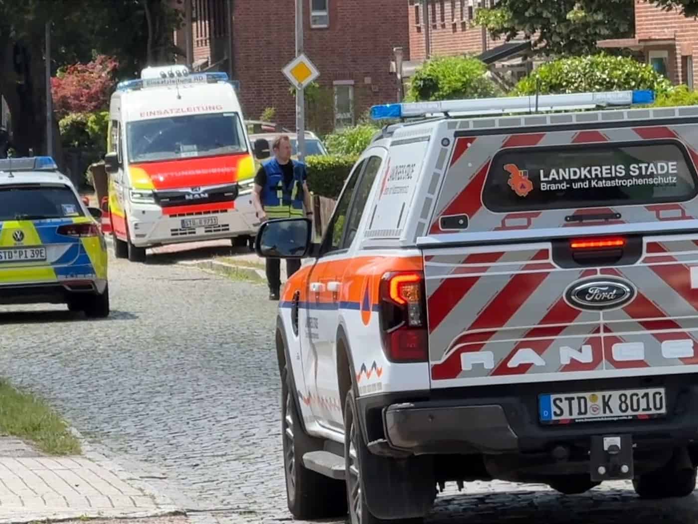 Einsatzkräfte stehen nach der Tat in Stade auf der Straße. / Foto: NWM-TV/dpa