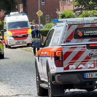 Einsatzkräfte stehen nach der Tat in Stade auf der Straße. / Foto: NWM-TV/dpa