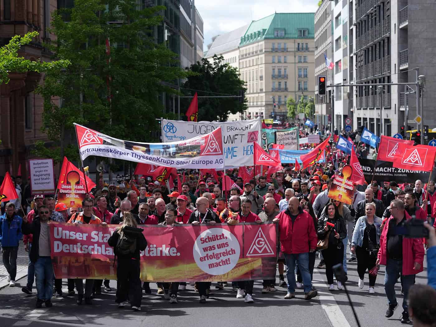 Nach Angaben der IG Metall beteiligten sich rund 1.700 Beschäftigte aus mehr als 40 Betrieben an den Aktionen. / Foto: Sven Kaeuler/dpa