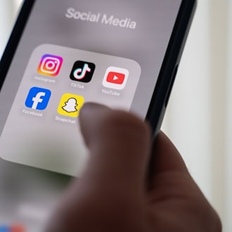 Lange Nutzungszeiten, passiver Konsum und belastende Inhalte wie Cybermobbing oder traumatisierende Inhalte können negative Folgen für das psychische Wohlbefinden haben. (Symbolbild) / Foto: Alicia Windzio/dpa