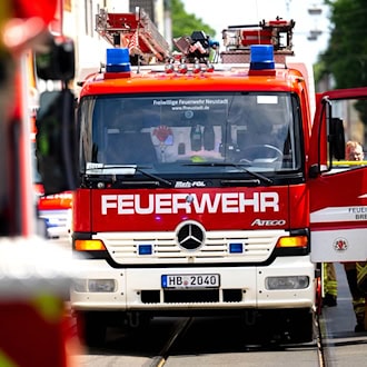 Die Frage, ob ein Bremer Feuerwehrmann aus dem Beamtenverhältnis entlassen werden durfte, muss erneute geklärt werden. (Archivbild)  / Foto: Sina Schuldt/dpa