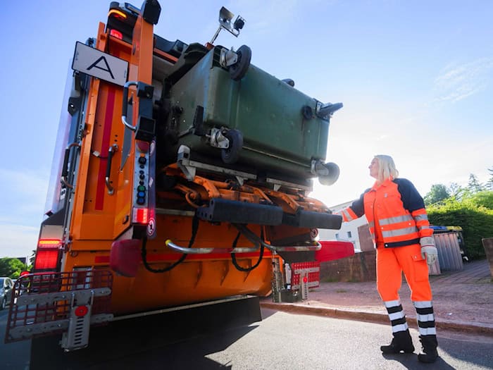 Wegen erwartet hoher Temperaturen startet die Müllabfuhr in Osnabrück früher. (Symbolbild)  / Foto: Julian Stratenschulte/dpa