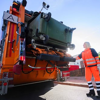 Wegen erwartet hoher Temperaturen startet die Müllabfuhr in Osnabrück früher. (Symbolbild)  / Foto: Julian Stratenschulte/dpa