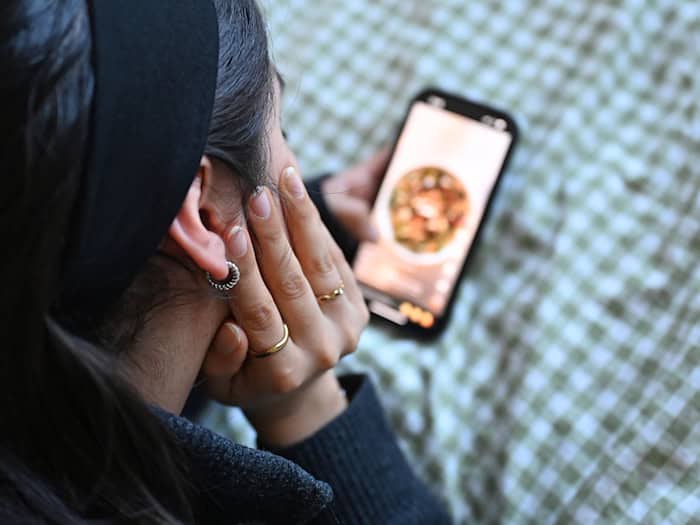 Der Blick auf den Social-Media-Feed ist für viele Jugendliche ein fester Bestandteil ihres Alltags – birgt aber auch Gefahren. (Symbolbild) / Foto: Elisa Schu/dpa
