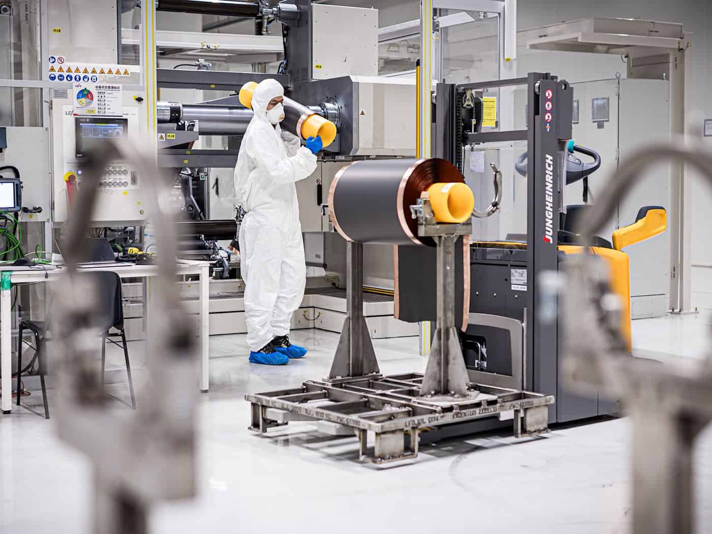 VW betreibt in Salzgitter die Batteriefabrik PowerCo. (Archivbild) / Foto: Moritz Frankenberg/dpa