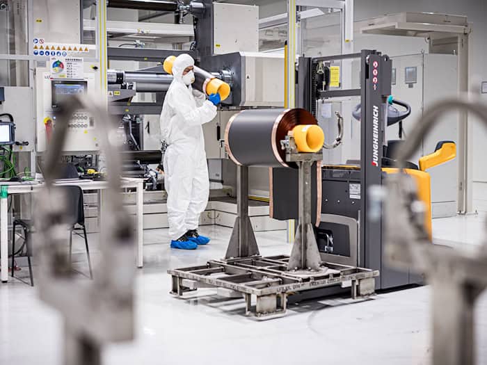 VW betreibt in Salzgitter die Batteriefabrik PowerCo. (Archivbild) / Foto: Moritz Frankenberg/dpa