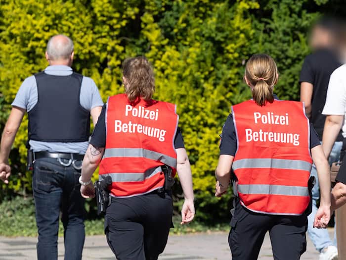 Polizeibeamte betreuen Angehörige vor einem Gebäude einer Jugendeinrichtung – dem Tatort. / Foto: Ulrich Perrey/dpa
