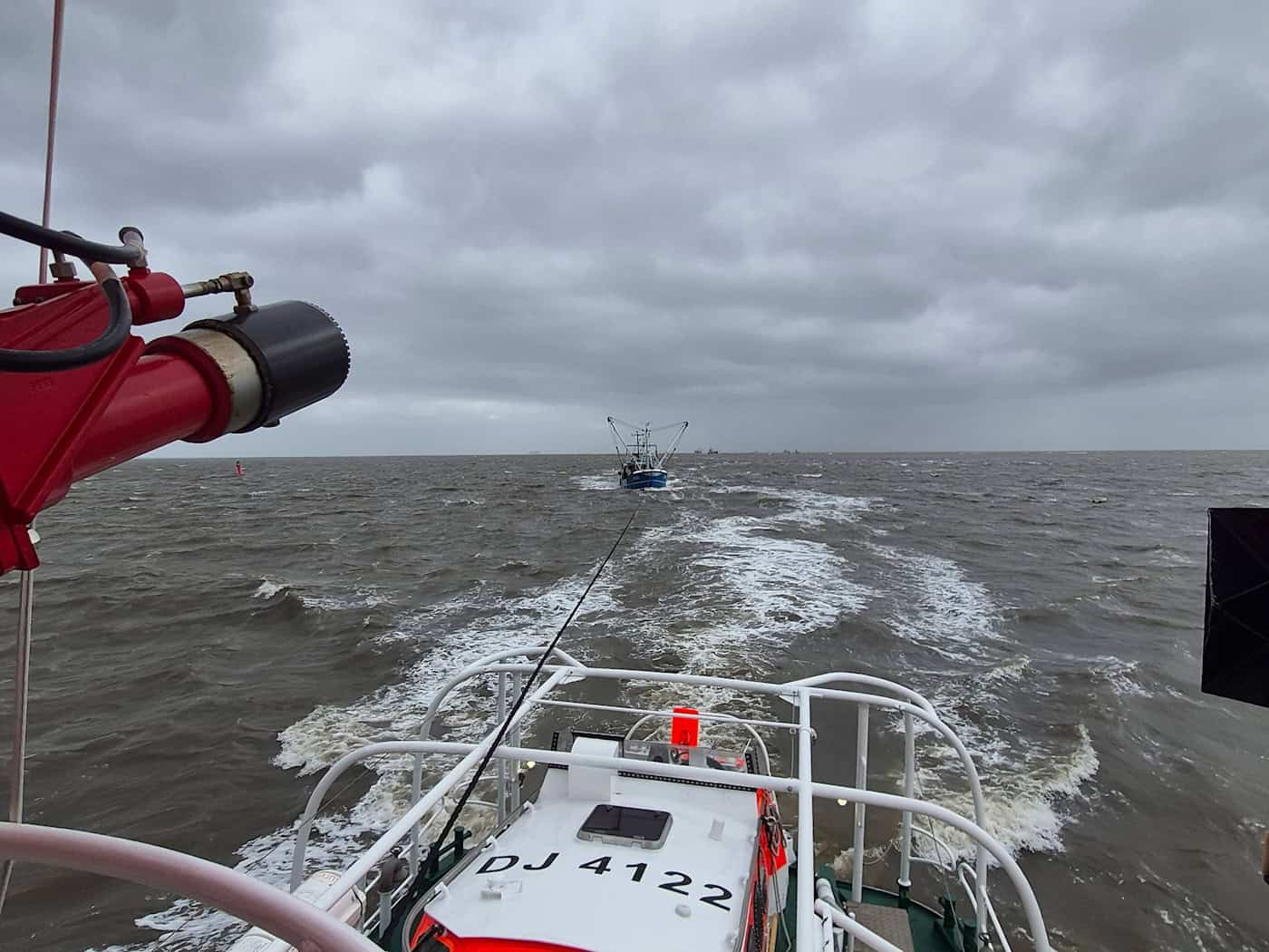 Der Krabbenkutter war vor Cuxhaven auf einer Sandbank festgekommen.  / Foto: Die Seenotretter – DGzRS/DGzRS/dpa