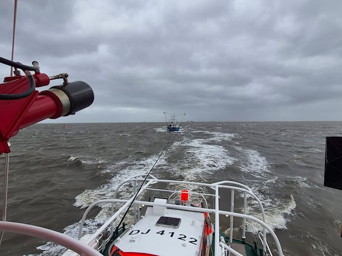 Seenotretter befreien Krabbenkutter aus brenzliger Lage