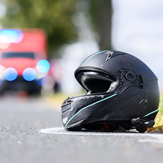 Nach einem Motorradunfall ist der Mörder auf der Flucht festgenommen worden. (Symbolbild) / Foto: Julian Stratenschulte/dpa