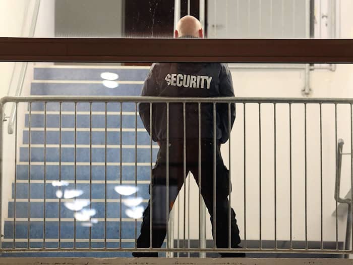 An Wolfsburger Schulen werden Sicherheitsdienste eingesetzt. (Archvibild)  / Foto: picture alliance / dpa