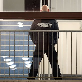 An Wolfsburger Schulen werden Sicherheitsdienste eingesetzt. (Archvibild)  / Foto: picture alliance / dpa