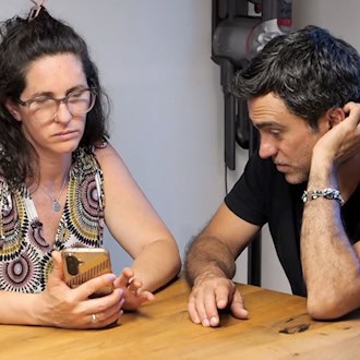 Die Venezolanerin Maria Fernanda Cabrera und ihr Mann versuchen aus der Ferne, mehr über das Erdbeben zu erfahren.  / Foto: Jörn Hüneke/dpa