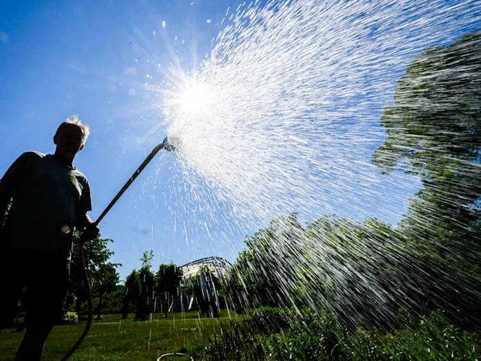 Wegen der andauernden Trockenheit rufen einige Kommunen zum Wassersparen auf. (Archivbild) / Foto: Julian Stratenschulte/dpa