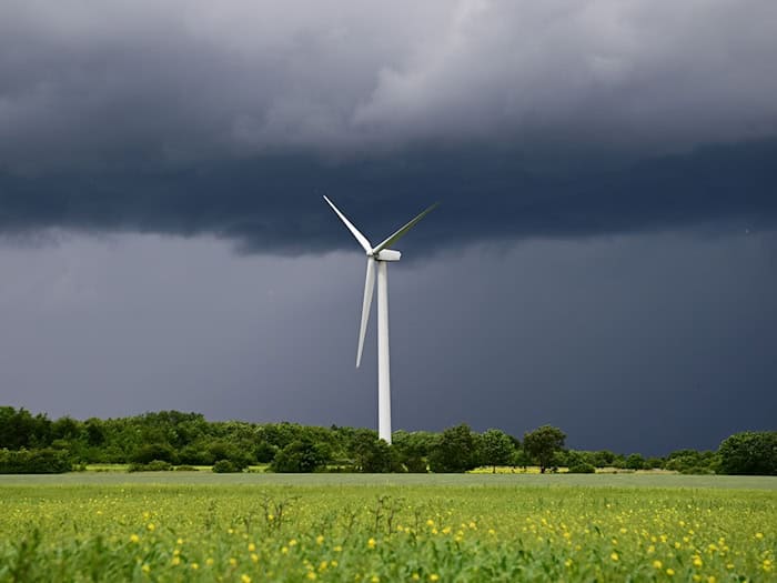 Der Deutsche Wetterdienst (DWD) rechnet am Wochenende mit teils starken Gewittern in Niedersachsen. (Archivbild) / Foto: Julian Stratenschulte/dpa
