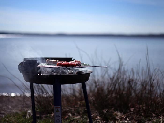 Stichflamme vom Grill – Junge springt brennend in Kanal