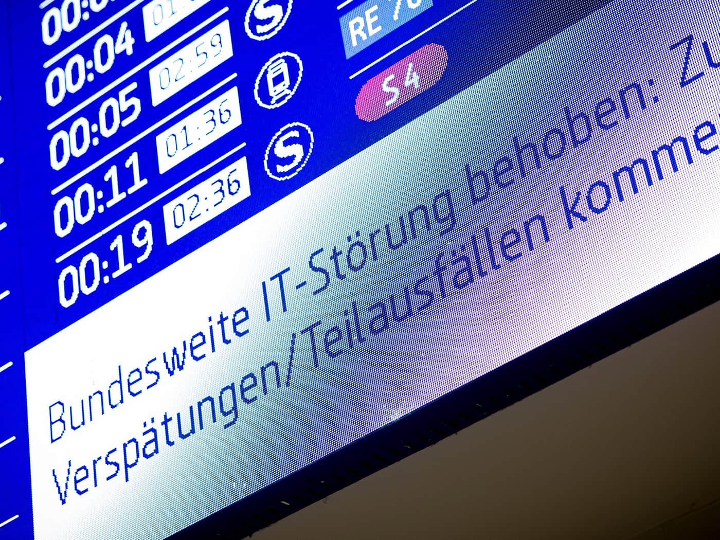 Der Bahnverkehr war wegen einer Funkstörung eingestellt.  / Foto: Moritz Frankenberg/dpa