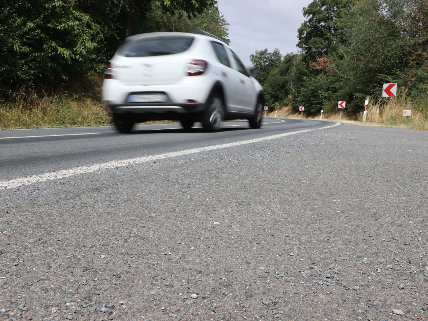 Auch Straßen leiden unter der Hitze. (Symbolbild) / Foto: Bodo Schackow/dpa
