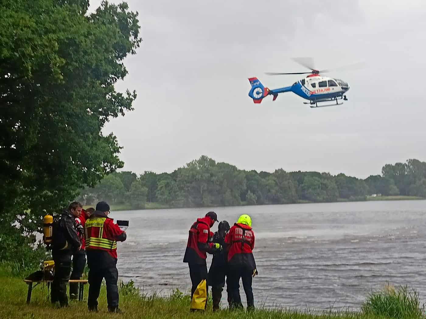 Wegen der Dunkelheit musste die Suche am späten Abend zunächst abgebrochen werden.  / Foto: Steve Hamann/Nord-West-Media TV/dpa
