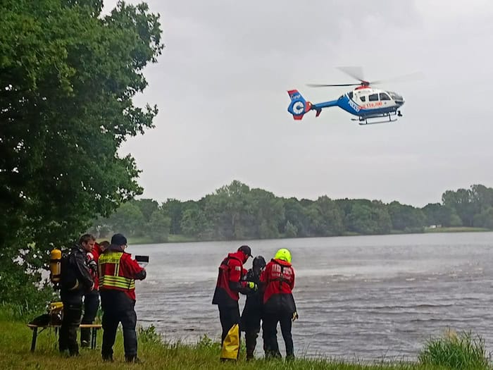 Wegen der Dunkelheit musste die Suche am späten Abend zunächst abgebrochen werden.  / Foto: Steve Hamann/Nord-West-Media TV/dpa