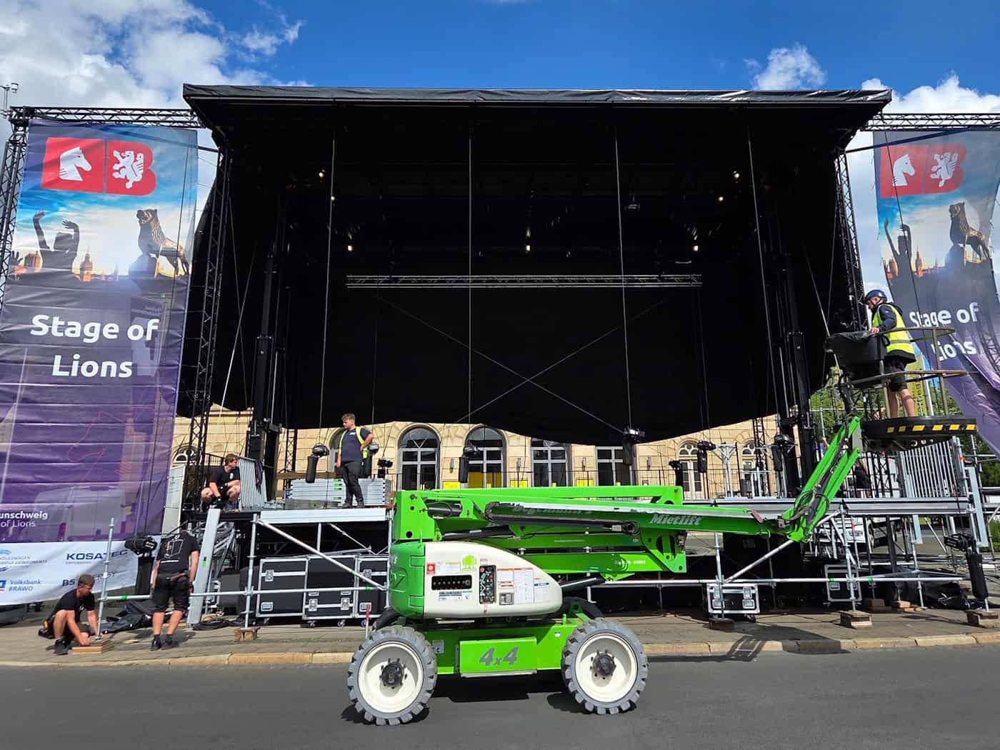 Bühne vor dem Theater. In Braunschweig wird für den Tag der Niedersachsen aufgebaut.  / Foto: Christian Brahmann/dpa