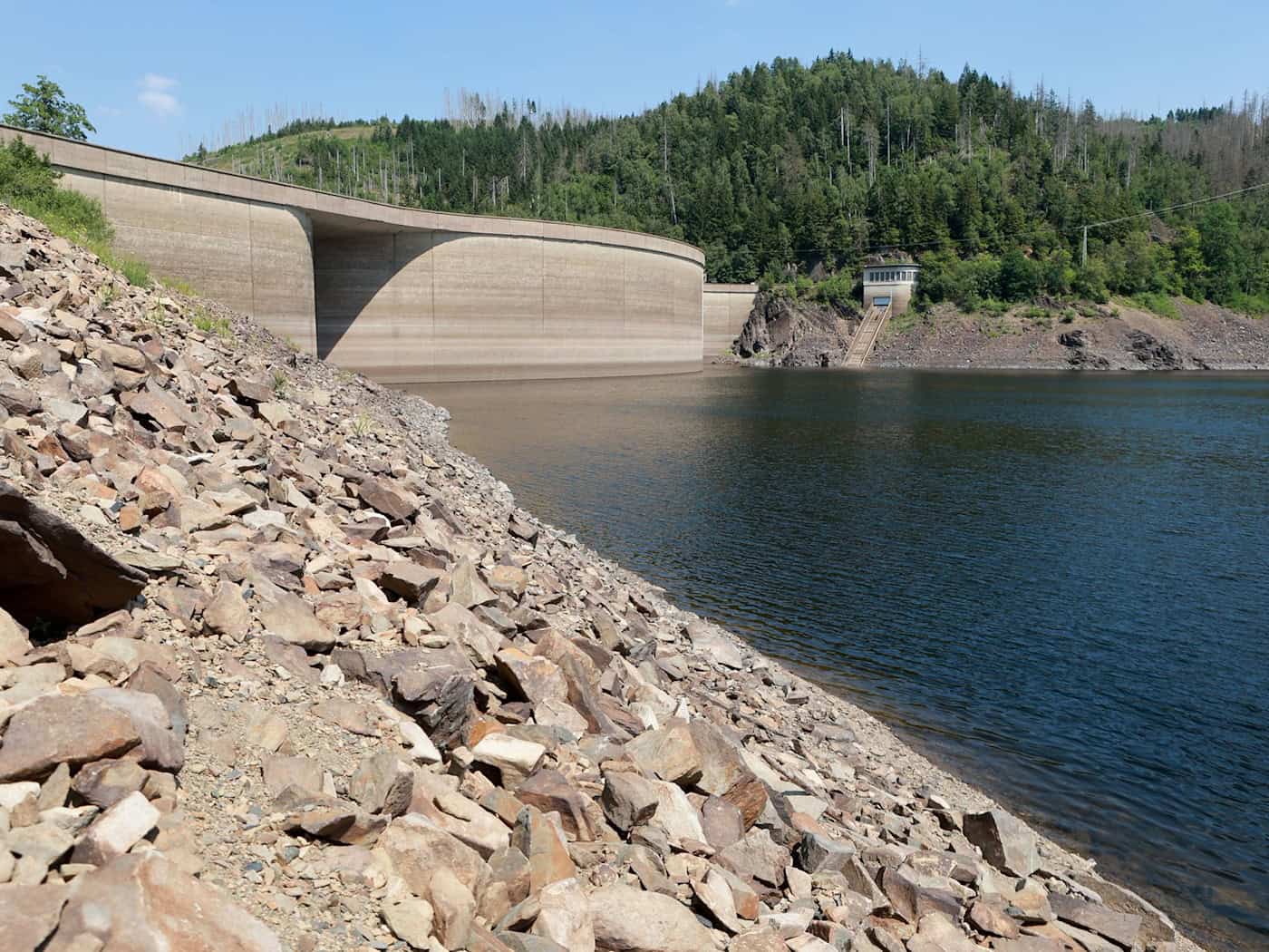 Die Okertalsperre im Harz hat nur noch einen Füllstand von etwa 37 Prozent. / Foto: Christian Butt/dpa