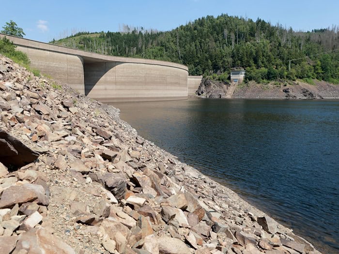 Die Okertalsperre im Harz hat nur noch einen Füllstand von etwa 37 Prozent. / Foto: Christian Butt/dpa