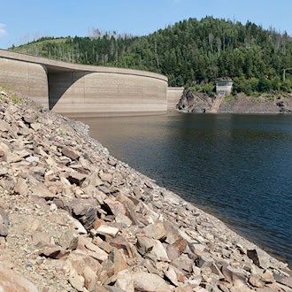 Die Okertalsperre im Harz hat nur noch einen Füllstand von etwa 37 Prozent. / Foto: Christian Butt/dpa