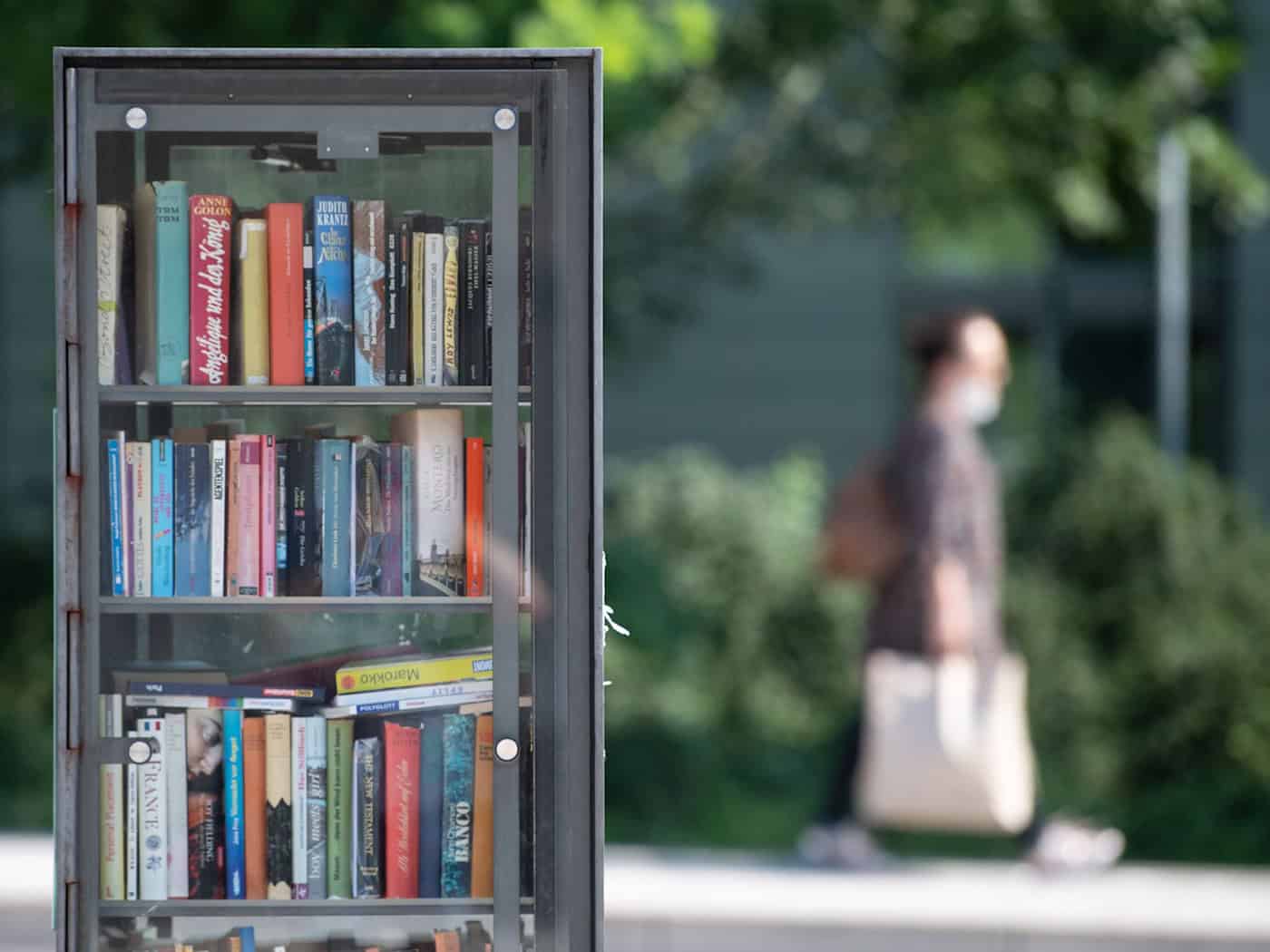 Die Frau fand das Taufgeschenk in einem Buch aus einem öffentlichen Bücherregal. (Symbolbild) / Foto: Boris Roessler/dpa