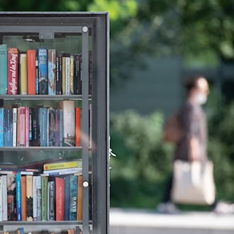 Die Frau fand das Taufgeschenk in einem Buch aus einem öffentlichen Bücherregal. (Symbolbild) / Foto: Boris Roessler/dpa