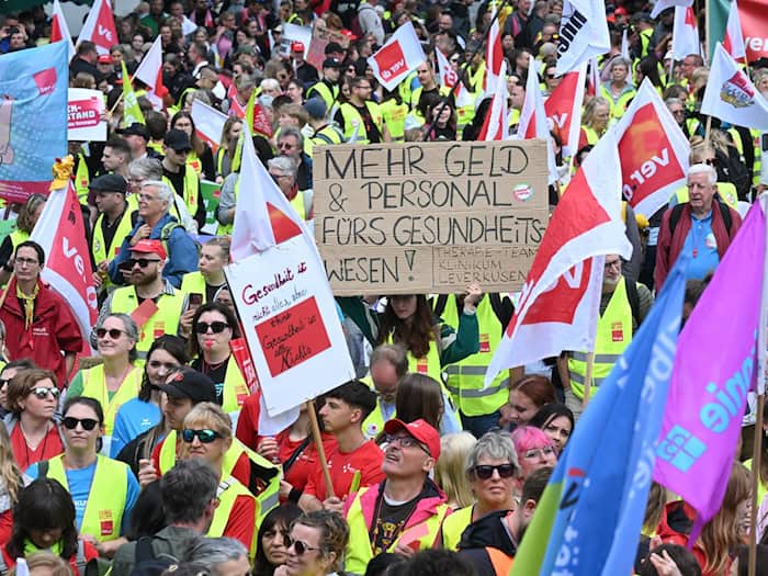 Wochen der Wahrheit für Warkens Sparpaket – Bundestag und Bundesrat beraten, Tausende protestieren in Hannover