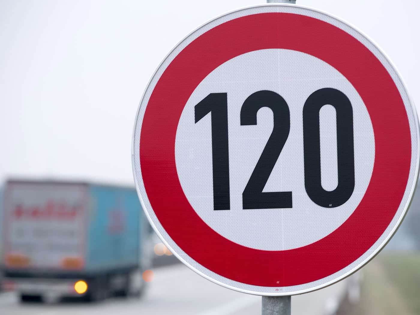 Tempo 120, wie hier auf einer Autobahn in Mecklenburg-Vorpommern, sorgt für einen Streit vor dem Verwaltungsgericht in Münster. (Symbolbild) / Foto: Jens Büttner/dpa-Zentralbild/dpa