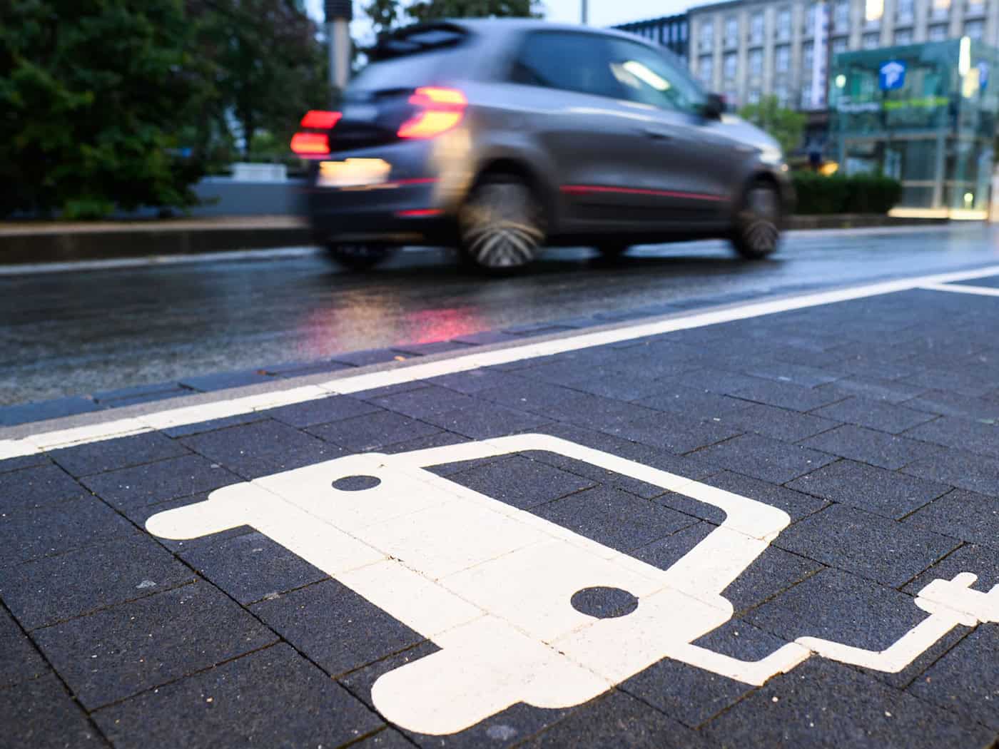 Einer Umfrage zufolge nutzen aktuell nur zwei von zehn Niedersachsen regelmäßig oder gelegentlich E-Autos. (Archivbild) / Foto: Julian Stratenschulte/dpa