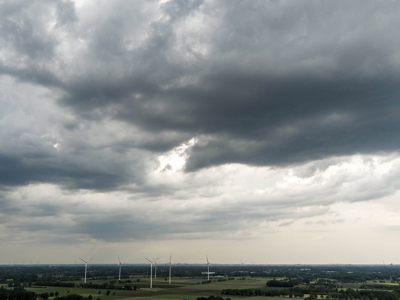 Am Nachmittag sollen neue Unwetter mit Gewitter und Starkregen Niedersachsen und Bremen erreichen. (Archivbild) / Foto: Sina Schuldt/dpa