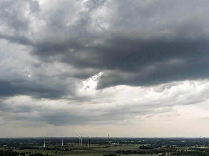 Am Nachmittag sollen neue Unwetter mit Gewitter und Starkregen Niedersachsen und Bremen erreichen. (Archivbild) / Foto: Sina Schuldt/dpa