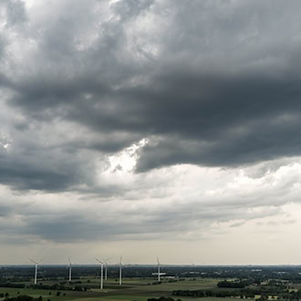 Am Nachmittag sollen neue Unwetter mit Gewitter und Starkregen Niedersachsen und Bremen erreichen. (Archivbild) / Foto: Sina Schuldt/dpa