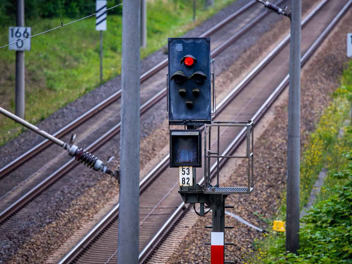 Aufgrund des Unwetters hat es im Norden eine Stellwerksstörung gegeben und Züge fielen aus. (Illustration) / Foto: Jens Büttner/dpa