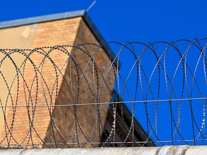 Die Gefängnisse in Deutschland sind gut gesichert. Für eine Flucht nutzen Straftäter mitunter besondere Umstände wie einen Arztbesuch. (Archivbild) / Foto: Soeren Stache/dpa