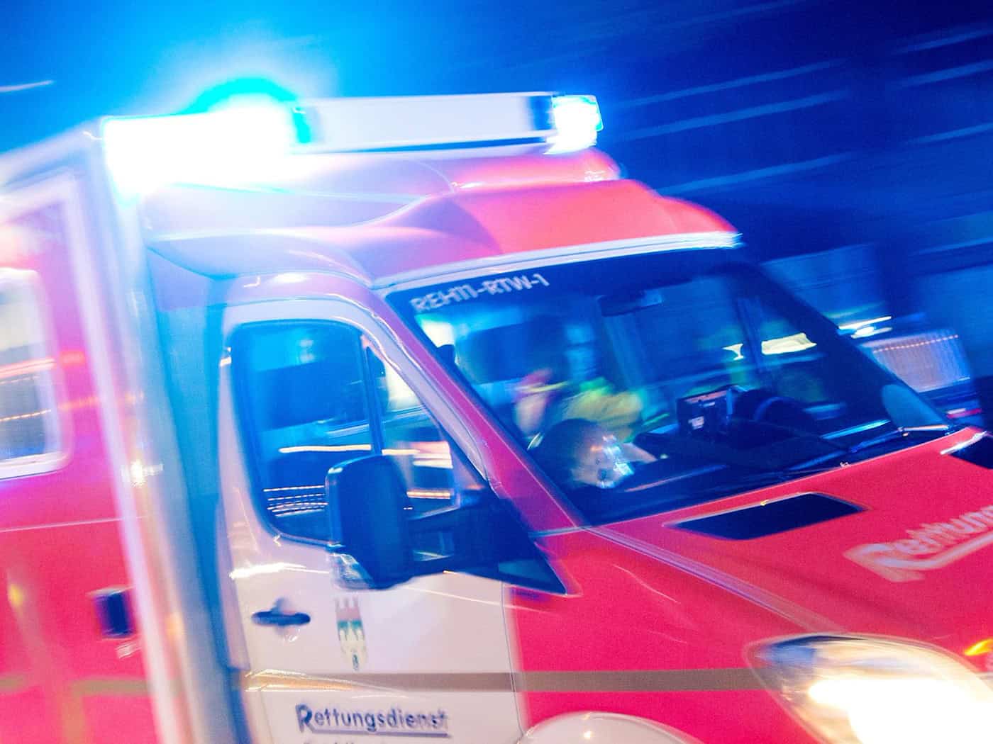 Der Radfahrer erlitt lebensbedrohliche Verletzungen und wurde mit einem Rettungswagen in ein Krankenhaus gebracht. (Symbolbild) / Foto: Marcel Kusch/dpa