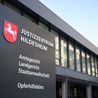 Die Staatsanwaltschaft wirft dem Mann vor, den möglichen Tod des Kindes billigend in Kauf genommen zu haben, um einer Strafverfolgung zu entgehen. (Symbolbild) / Foto: Julian Stratenschulte/dpa