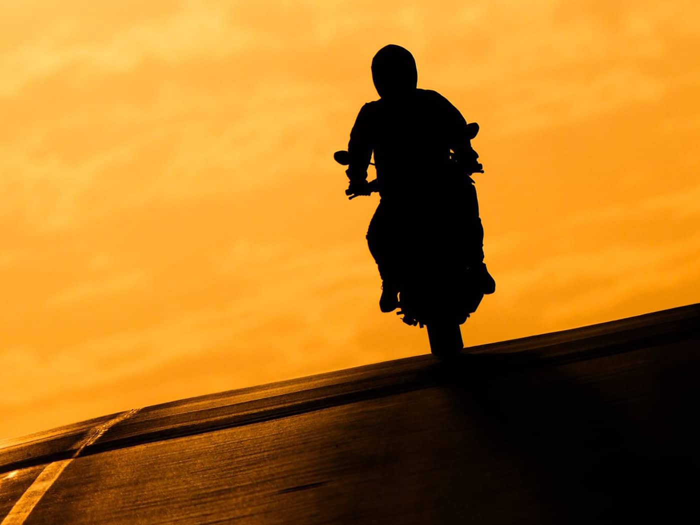 Ein verurteilter Mörder ist bei einem begleiteten Freigang mit einem Motorrad geflohen. (Symbolbild) / Foto: Julian Stratenschulte/dpa