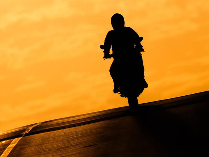 Ein verurteilter Mörder ist bei einem begleiteten Freigang mit einem Motorrad geflohen. (Symbolbild) / Foto: Julian Stratenschulte/dpa