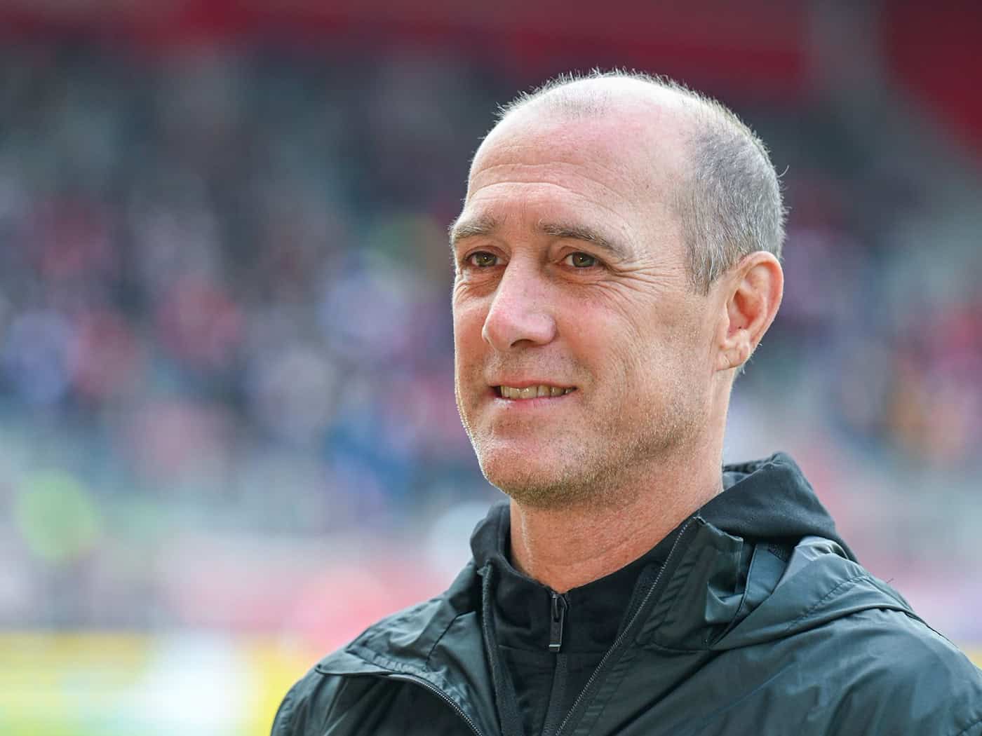 Osnabrücks Sportdirektor Joe Enochs freut sich über den nächsten Neuzugang. (Archivbild) / Foto: Armin Weigel/dpa