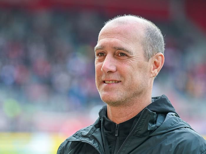 Osnabrücks Sportdirektor Joe Enochs freut sich über den nächsten Neuzugang. (Archivbild) / Foto: Armin Weigel/dpa