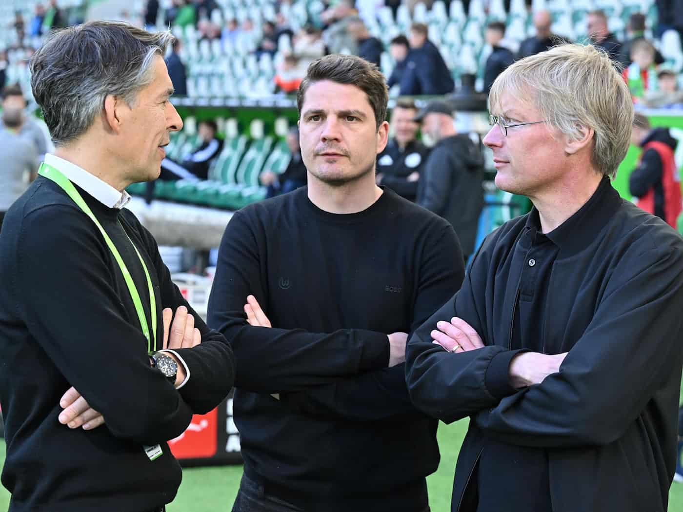 Verlassen den VfL Wolfsburg: die Geschäftsführer Michael Meske (l) und Tim Schumacher (r), hier mit VfL-Sportdirektor Pirmin Schwegler. (Archivbild) / Foto: Swen Pförtner/dpa