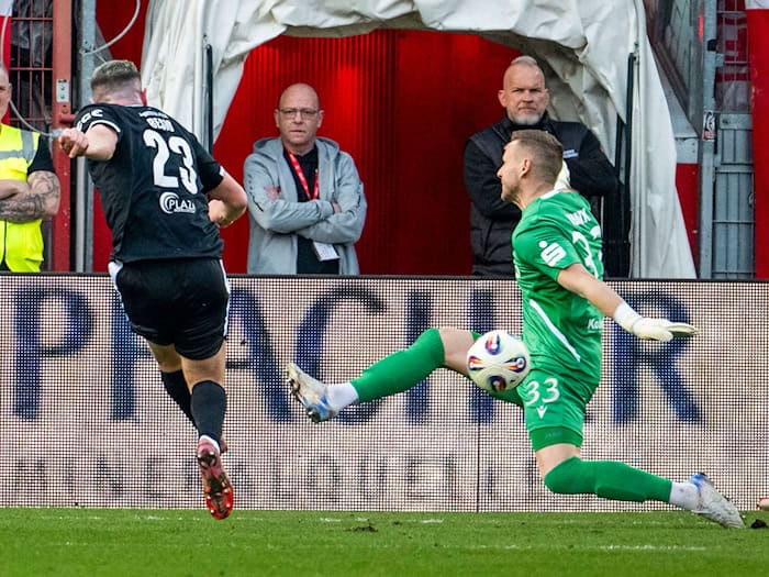 Wechselt nach Wolfsburg: Alessio Besio (l). (Archivbild) / Foto: Julius Frick/dpa