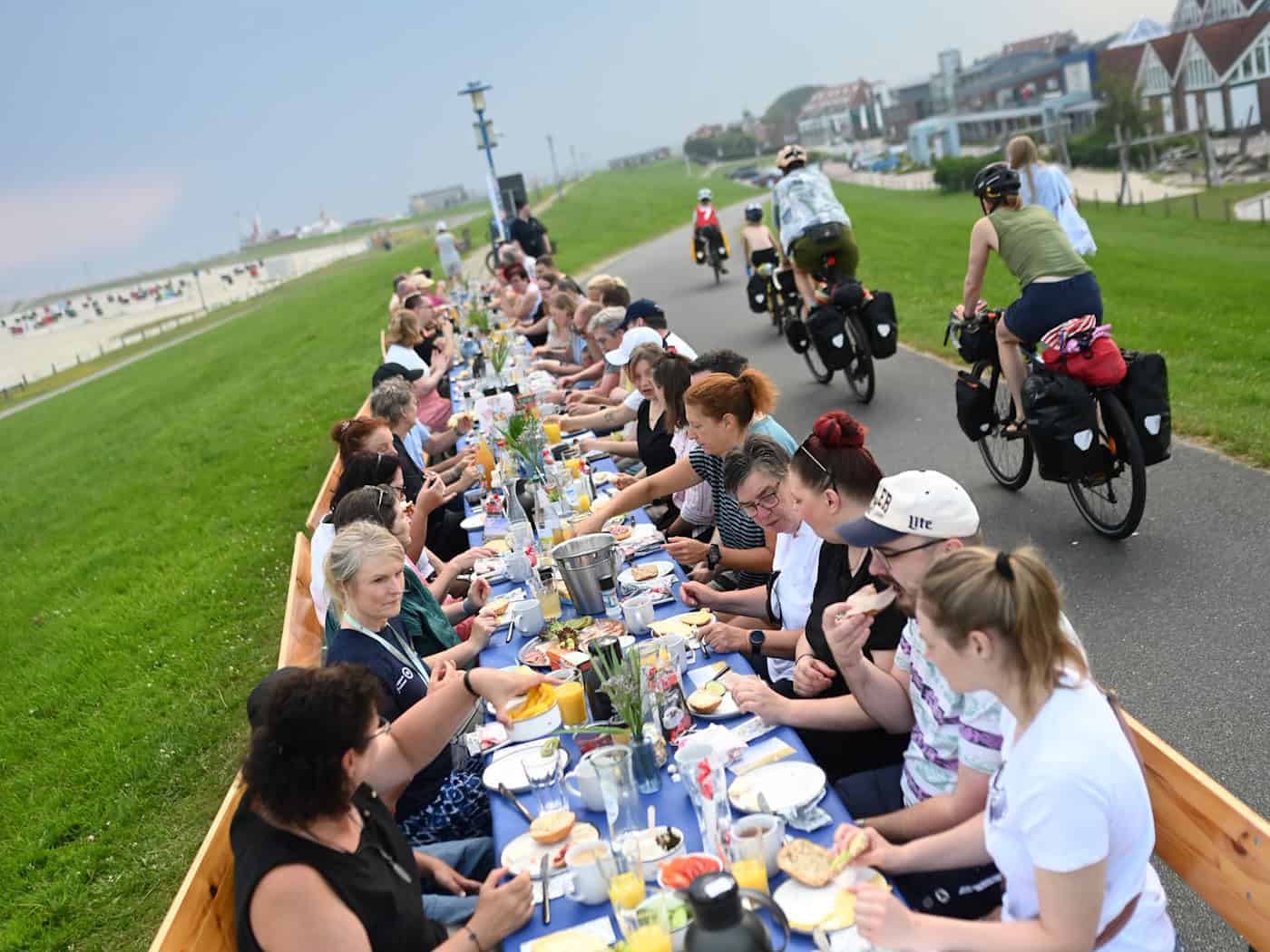 Frühstück am Nordsee-Deich wie hier in Neuharlingersiel. / Foto: Lars Penning/dpa
